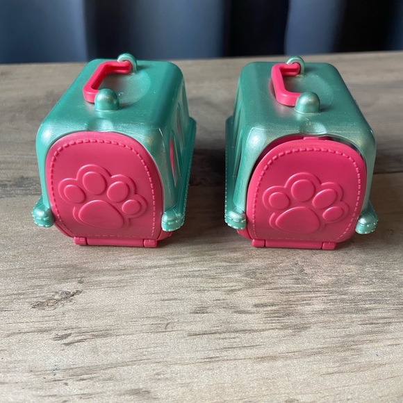 LOT OF 2: MEG JUST PLAY MINIATURE DOLLHOUSE DOG CARRIERS - Picture 1 of 7